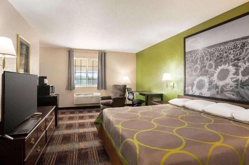 带大床的套房, Super 8 By Wyndham Holton