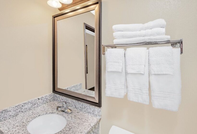 جناح, Super 8 By Wyndham Seville