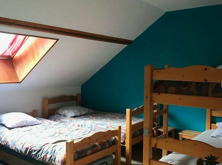 מיטה בחדר מעונות עם מקלחת משותפת, Gîte Le Chantelouve