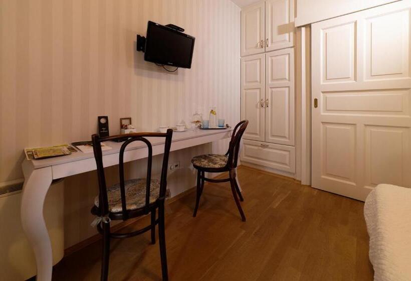 חדר סטנדרט מותאם לאדם עם מוגבלויות, Kosbor Panzió