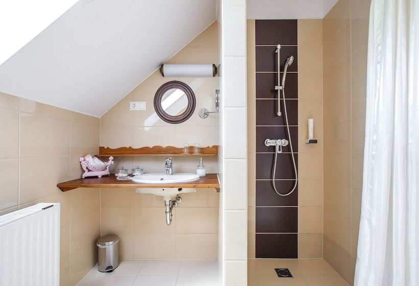 דירת חדר, Kosbor Panzió