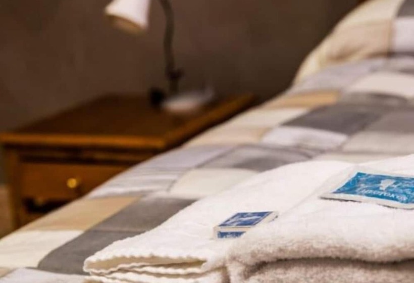 غرفة قياسية رباعية, Theotokos