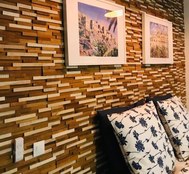 带大床的标准间, Moulin A