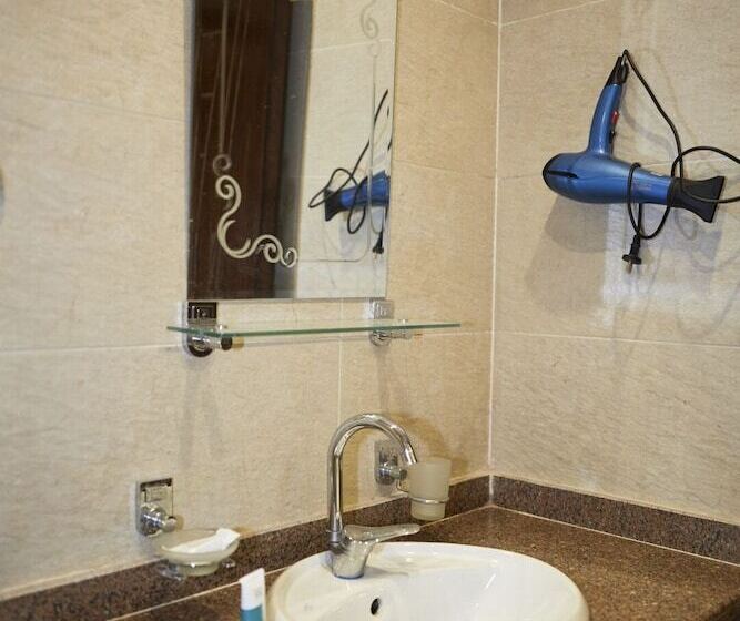 اتاق استاندارد سه نفره, The View Pyramids