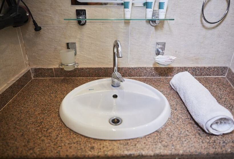 اتاق استاندارد سه نفره, The View Pyramids