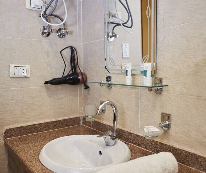 اتاق استاندارد سه نفره, The View Pyramids