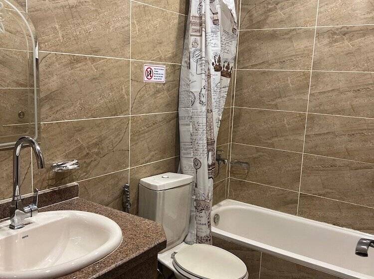 اتاق استاندارد سه نفره, The View Pyramids