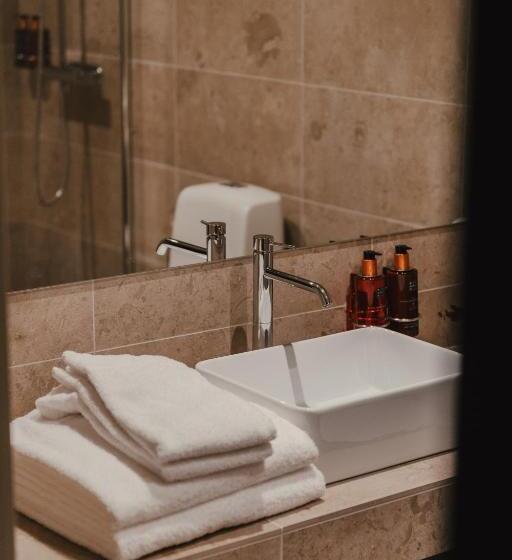 패밀리 룸, L Viktors