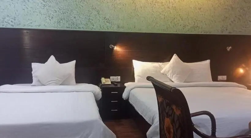 اتاق لوکس سه تخته, Hira Guest House