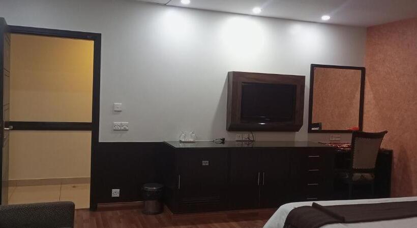 اتاق خانوادگی, Hira Guest House