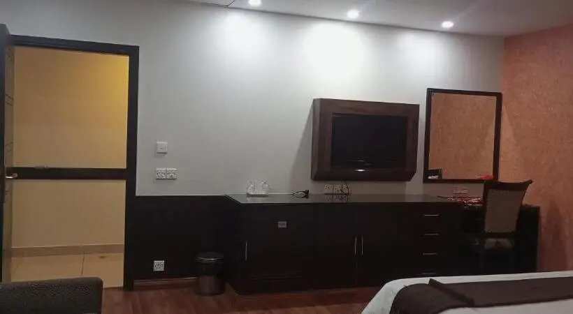 اتاق خانوادگی, Hira Guest House