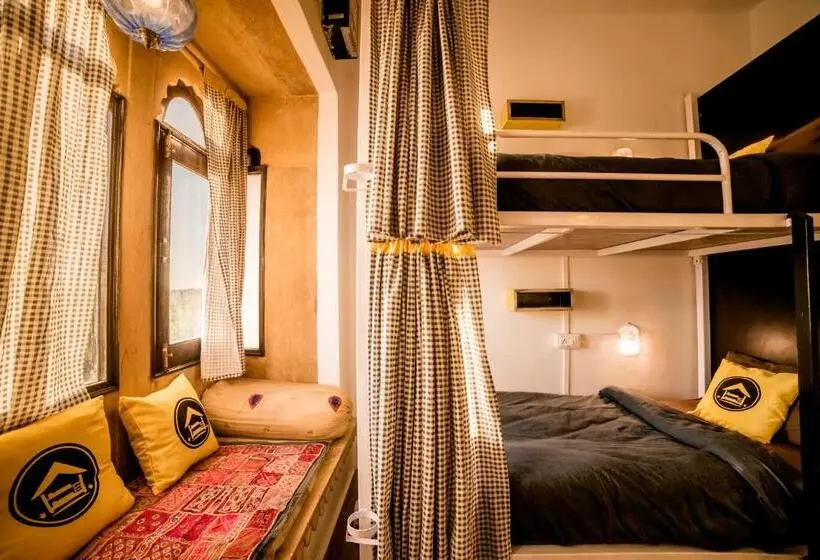 Vuode Makuusalissa, The Hosteller Jaisalmer