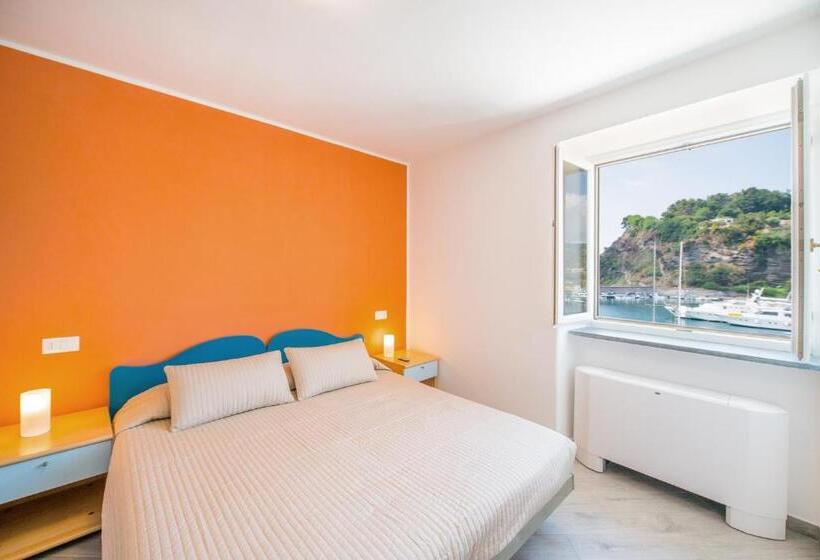 Номер Стандарт Вид на Море, Crescenzo