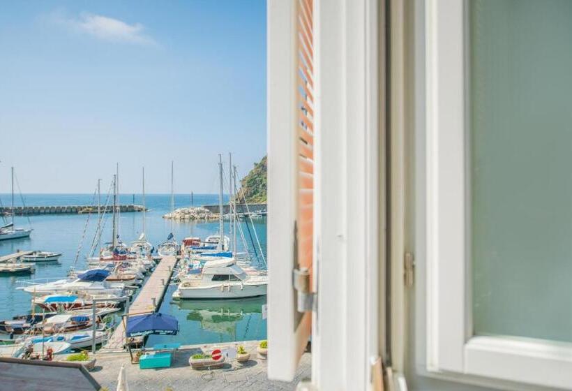 Номер Стандарт Вид на Море, Crescenzo