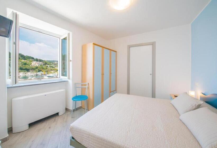 Номер Стандарт Вид на Море, Crescenzo