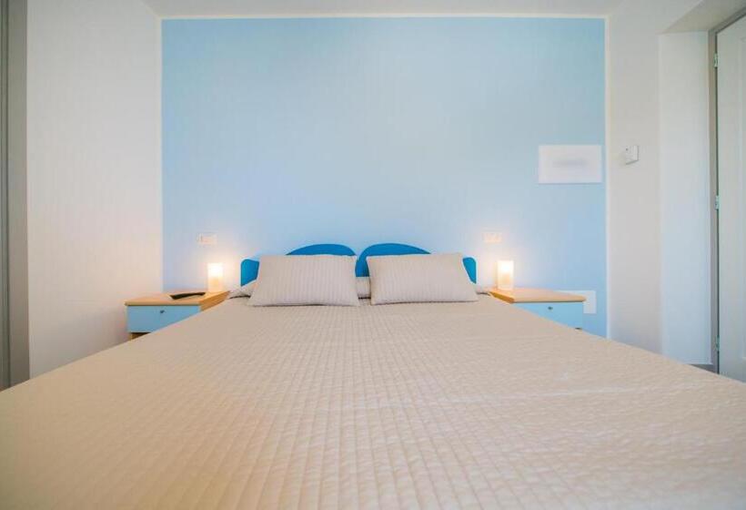 Номер Стандарт Вид на Море, Crescenzo