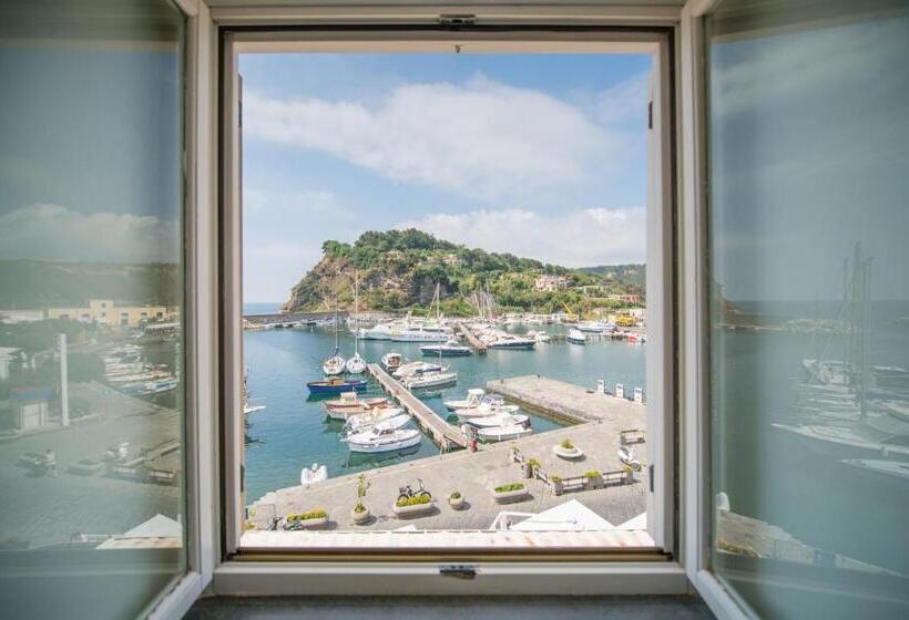 Номер Стандарт Вид на Море, Crescenzo