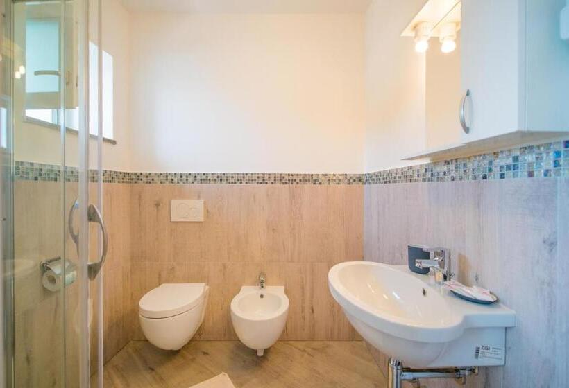 Номер Стандарт Вид на Море, Crescenzo