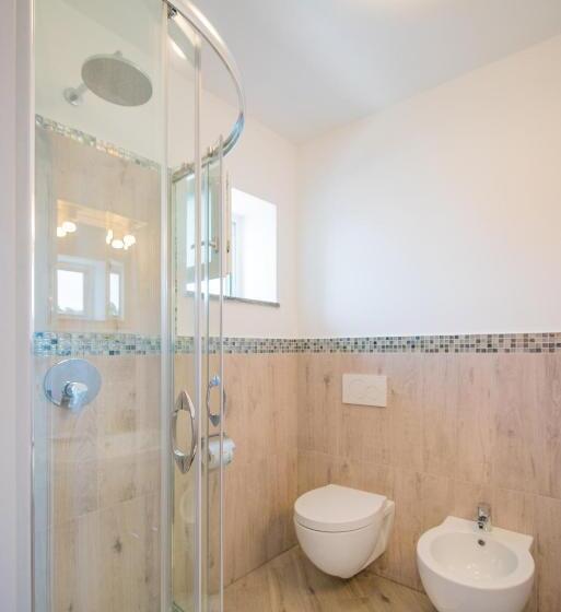 Номер Стандарт Вид на Море, Crescenzo