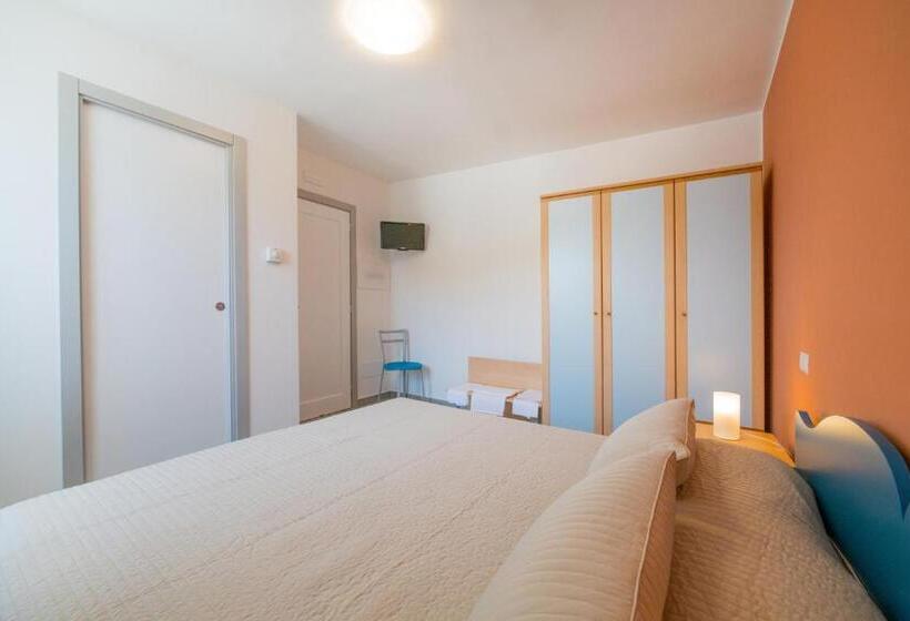 Номер Стандарт Вид на Море, Crescenzo