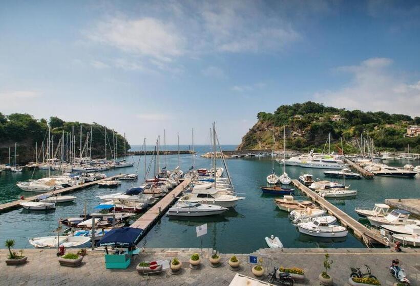 Номер Стандарт Вид на Море, Crescenzo