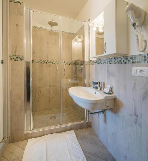 Номер Стандарт Вид на Море, Crescenzo