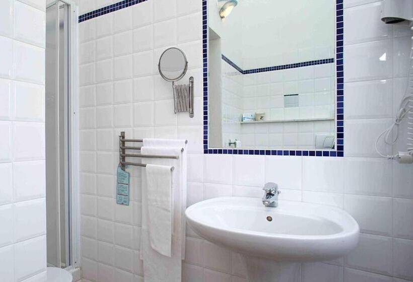 חדר סטנדרט לשלושה, Del Borgo