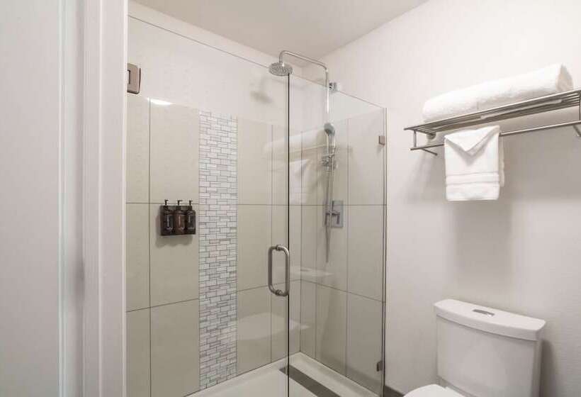 带大床的套房, Oxford Suites Portland  Jantzen Beach