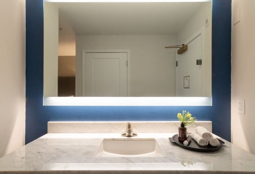 Люкс Кровать Кинг, Oxford Suites Portland  Jantzen Beach