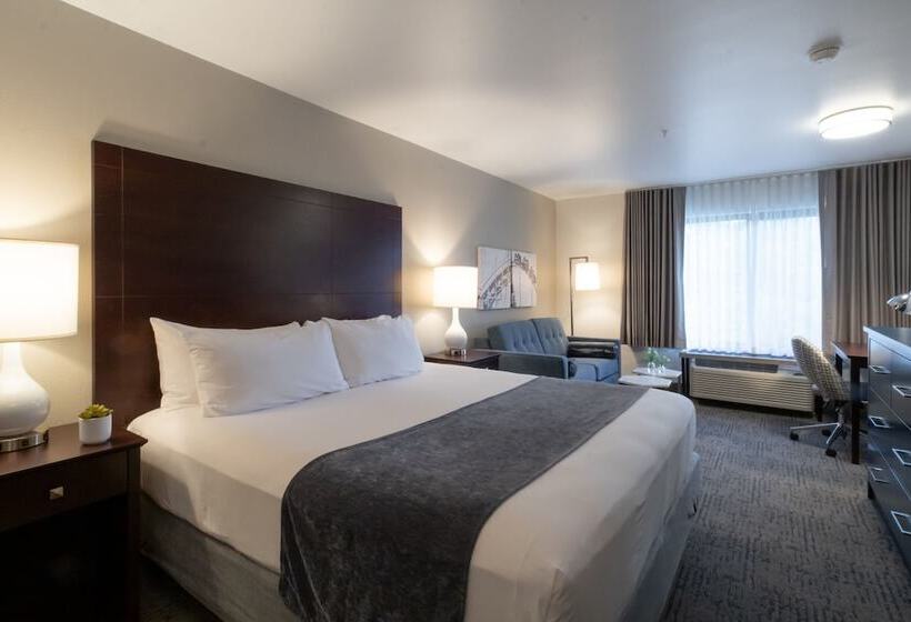 带大床的套房, Oxford Suites Portland  Jantzen Beach