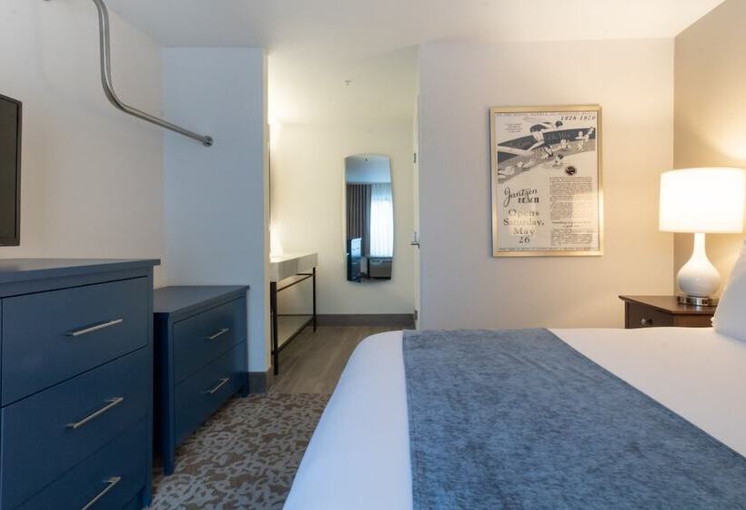 带大床的套房, Oxford Suites Portland  Jantzen Beach
