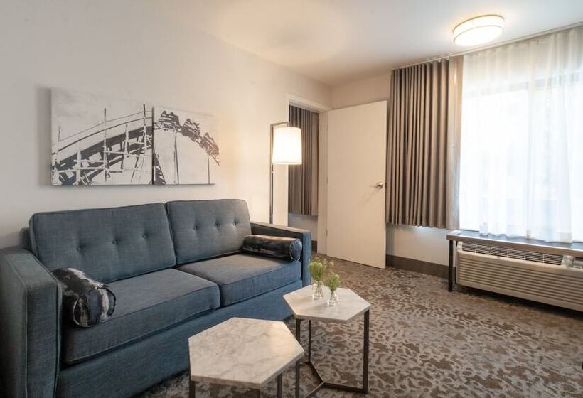 带大床的套房, Oxford Suites Portland  Jantzen Beach