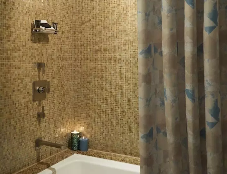 اتاق لوکس با چشم‌انداز استخر, Seminole Hard Rock Hotel & Casino Hollywood