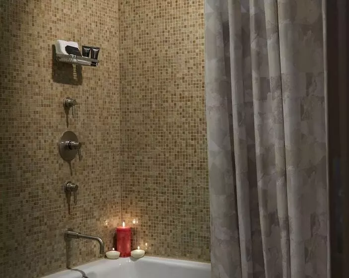 اتاق لوکس با چشم‌انداز استخر, Seminole Hard Rock Hotel & Casino Hollywood