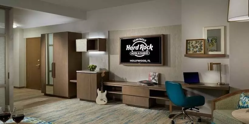 اتاق لوکس با چشم‌انداز استخر, Seminole Hard Rock Hotel & Casino Hollywood