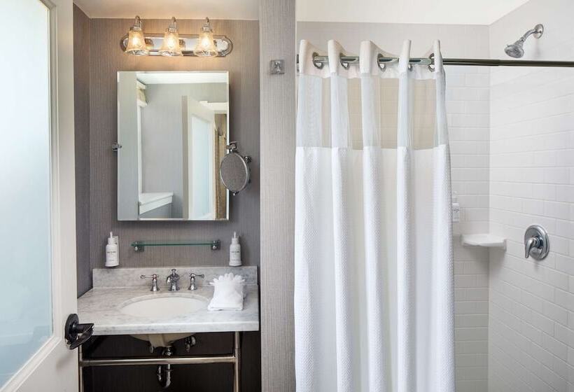 Номер Deluxe, The Elms Hotel & Spa, A Destination By Hyatt