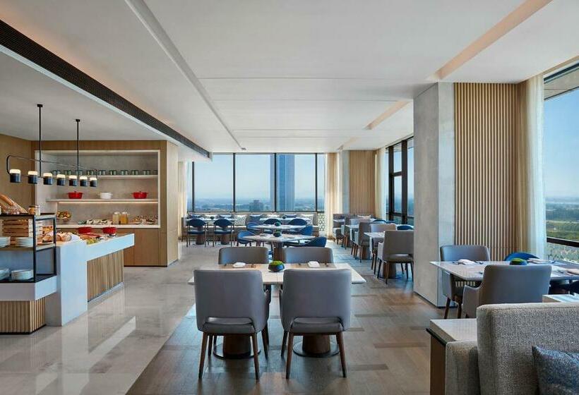 带大床的行政房间, Courtyard By Marriott Qinhuangdao West