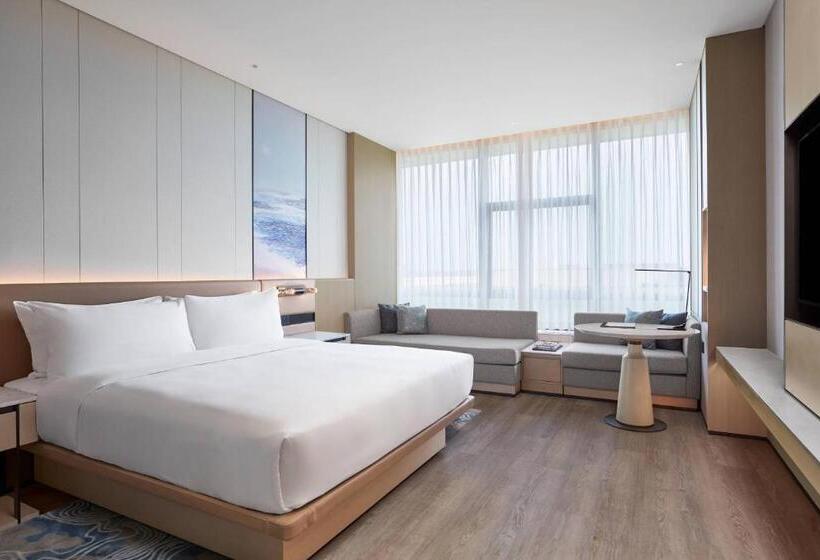 带大床的行政房间, Courtyard By Marriott Qinhuangdao West