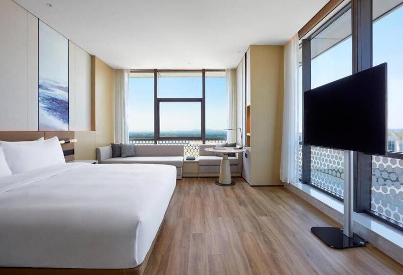带大床的行政房间, Courtyard By Marriott Qinhuangdao West