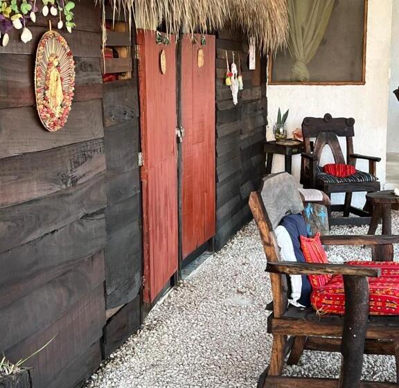 غرفة أساسية ثلاثية, Near Lake Hostal