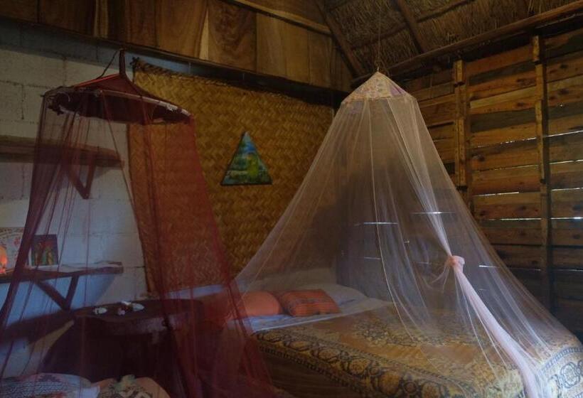 غرفة أساسية ثلاثية, Near Lake Hostal