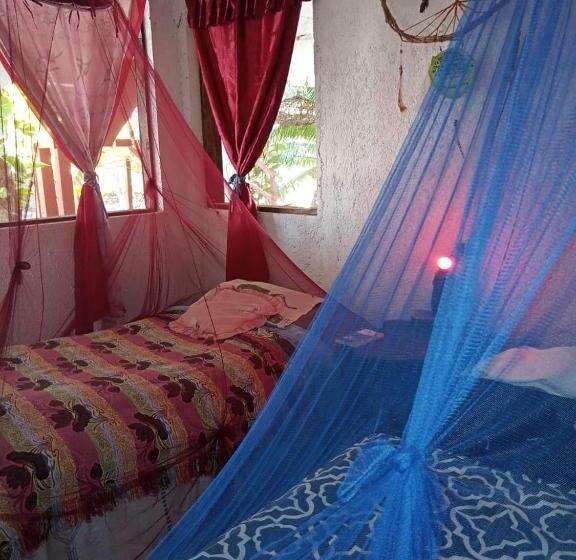 غرفة أساسية ثلاثية, Near Lake Hostal