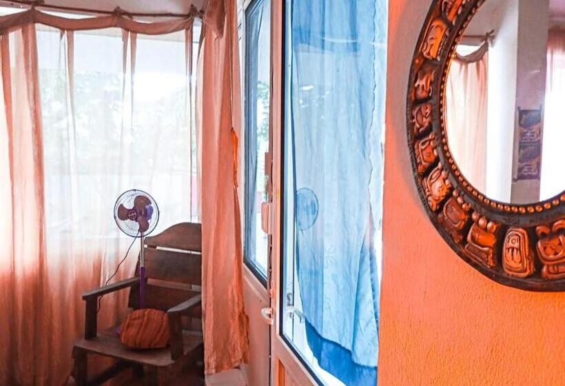 غرفة قياسية ثلاثية, Near Lake Hostal