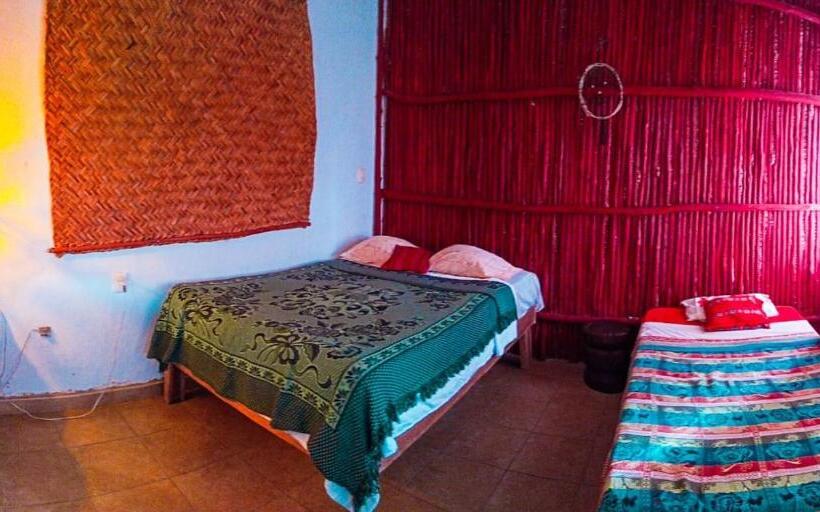 غرفة قياسية ثلاثية, Near Lake Hostal