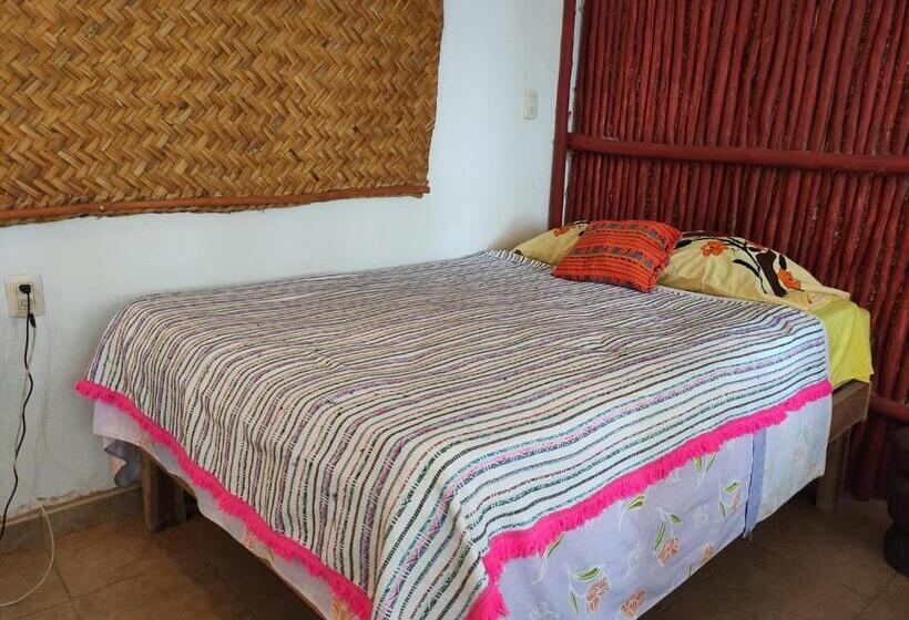 غرفة قياسية ثلاثية, Near Lake Hostal