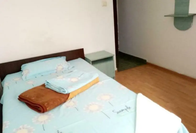 اتاق استاندارد یک نفره, La Conu Iancu