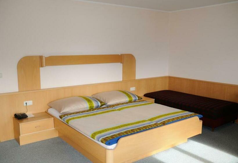 غرفة قياسية ثلاثية, Strand