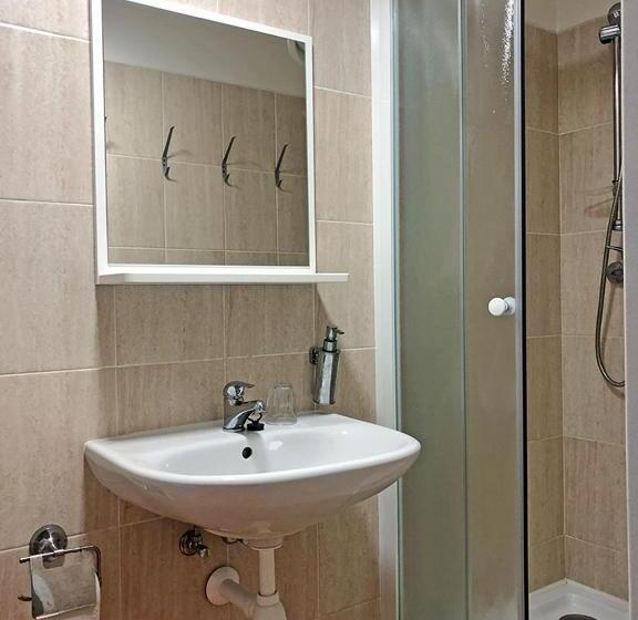 이코노이 4인룸, Penzion Sally