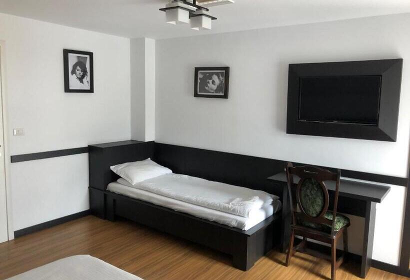 اتاق استاندارد سه تخته با بالکن, Pensiunea Alyna