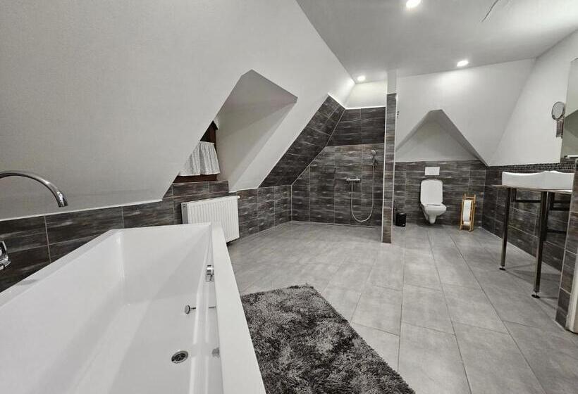 جناح عائلي, Végvári Hotel Eger